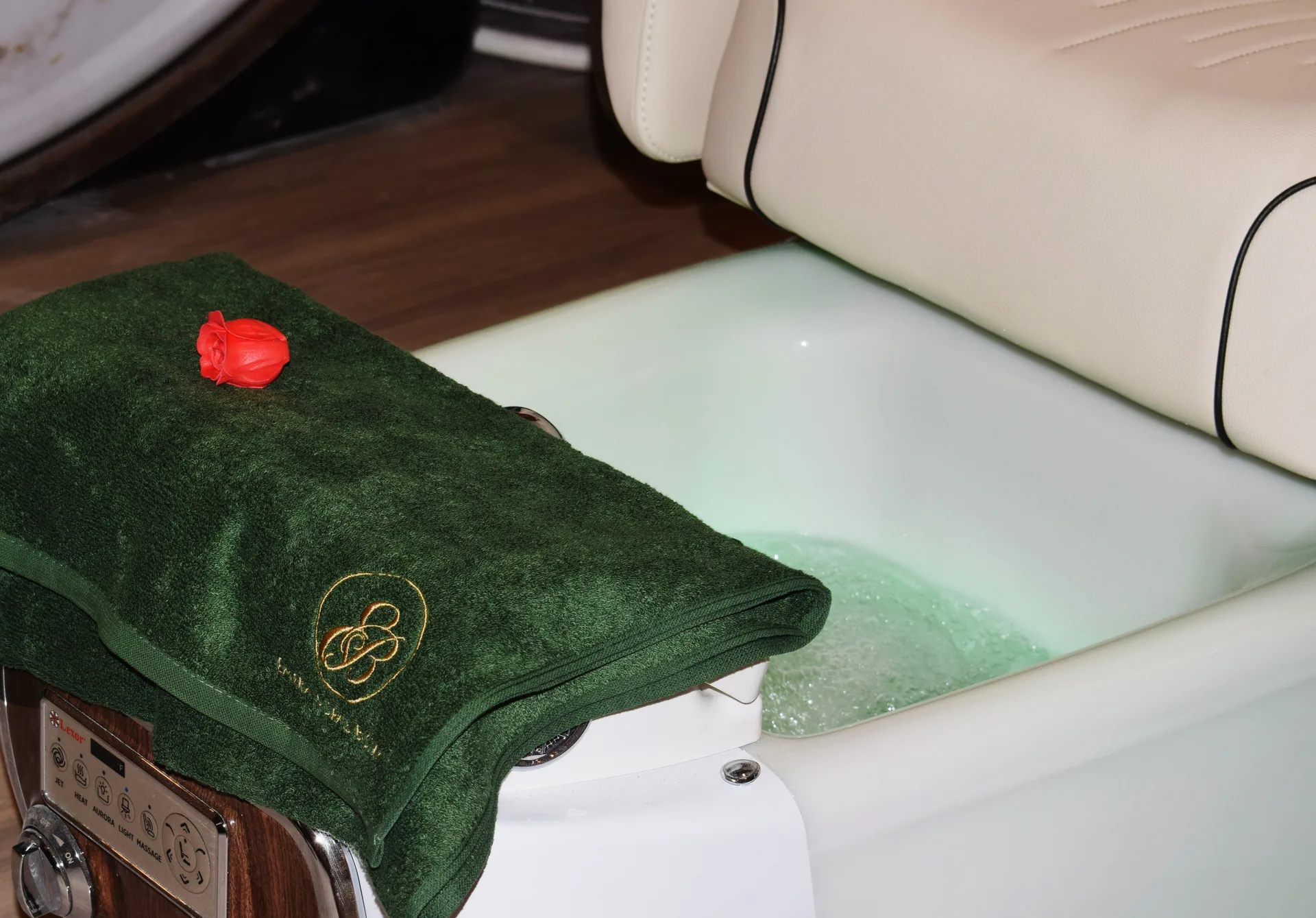 A fresh Emerald-green towel with a single rose, a signature detail at the spa